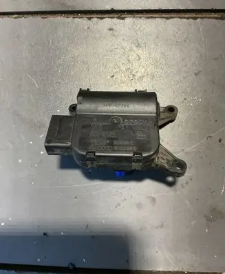 Audi A4 S4 B6 8E 8H Air flap motor/actuator 0132801305