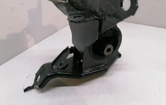 Toyota Yaris Engine mount bracket