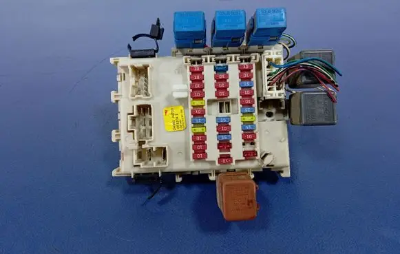 Nissan Primera Fuse box set 24350AV700