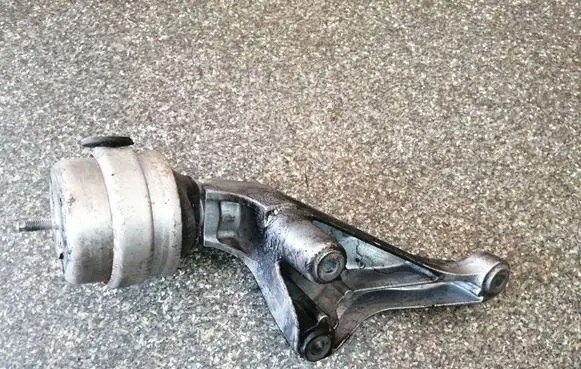 Audi A4 S4 B7 8E 8H Engine mounting bracket 8E0199307S