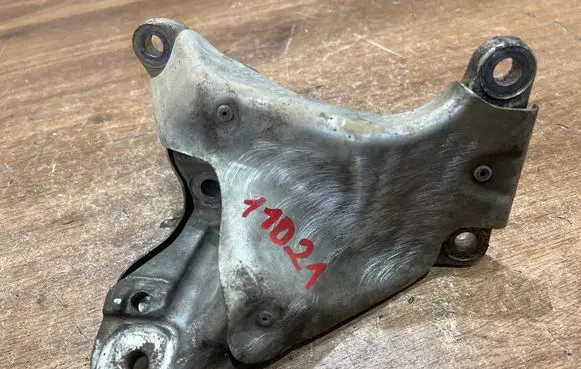 BMW 3 E90 E91 Engine mounting bracket 6772154