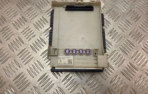 Toyota RAV 4 (XA50) Fuse module 8273042890
