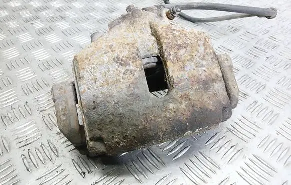 Volkswagen PASSAT B6 Front brake caliper 