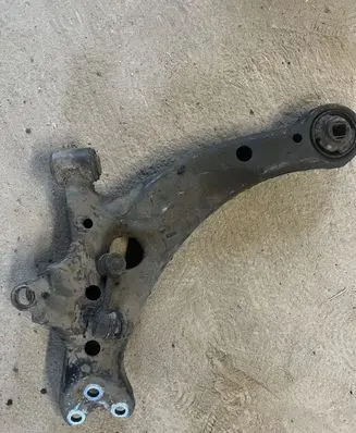 Toyota Avensis T220 Front lower control arm/wishbone