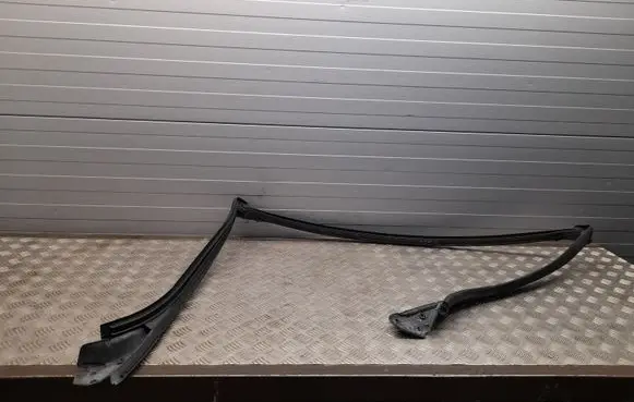 Mercedes-Benz E A207 Front door rubber seal A2076710120