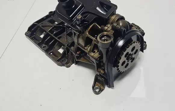 BMW 5 E60 E61 Oil pump 7798014