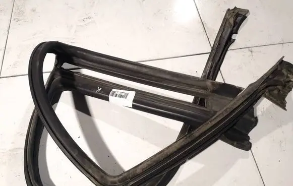 Subaru Legacy Rubber seal front coupe door 