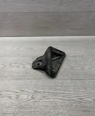 BMW 5 E60 E61 Engine mounting bracket 6761149