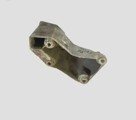 Volkswagen PASSAT B5.5 Engine mounting bracket 8D0199307P