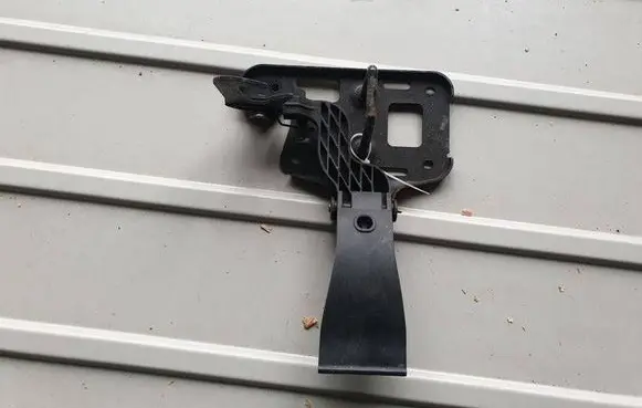 Audi A4 S4 B8 8K Engine bonnet/hood lock/latch loop/hook 8T0823480