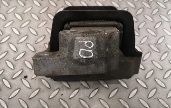 Mitsubishi Outlander Engine mount bracket