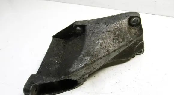 Volkswagen PASSAT B5.5 Engine mounting bracket 8DO199307P