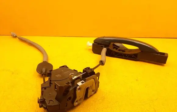 Renault Captur II Rear door lock 825031538R