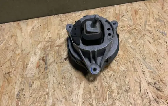 BMW 2 F22 F23 Engine mount bracket 7855818 785581801