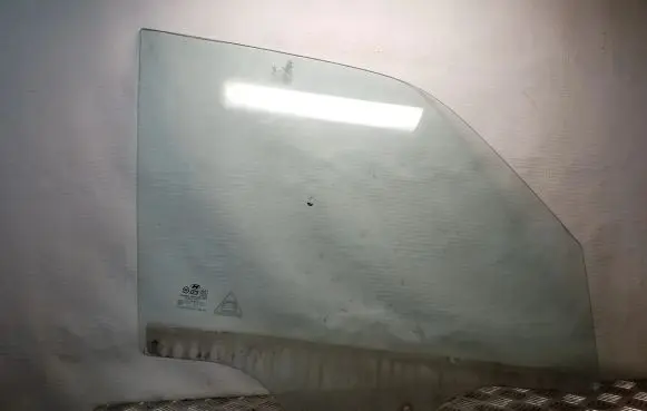 Hyundai Terracan Front door window glass four-door