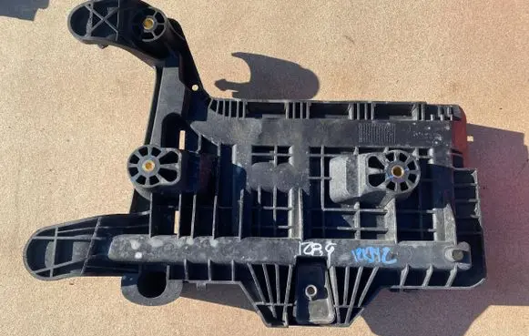 Volkswagen Jetta V Battery tray 1KM915333