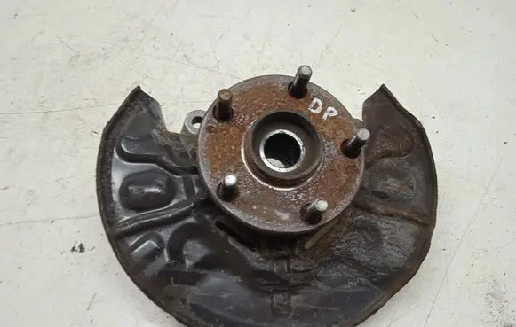Toyota Corolla Verso AR10 Front wheel hub