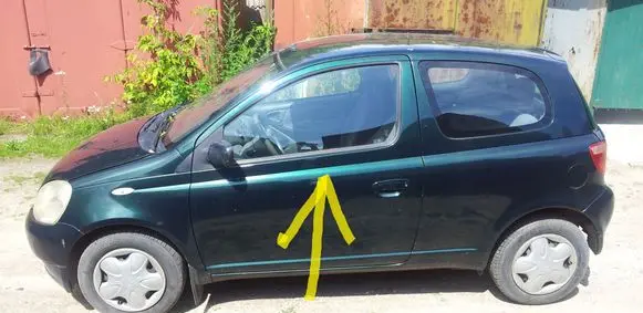 Toyota Yaris Front door window/glass (coupe) 