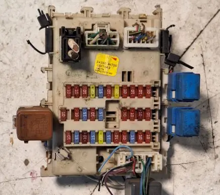 Nissan Primera Fuse box set 24350AV700 0527043