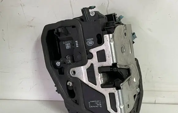 BMW X1 E84 Front door lock 7059973