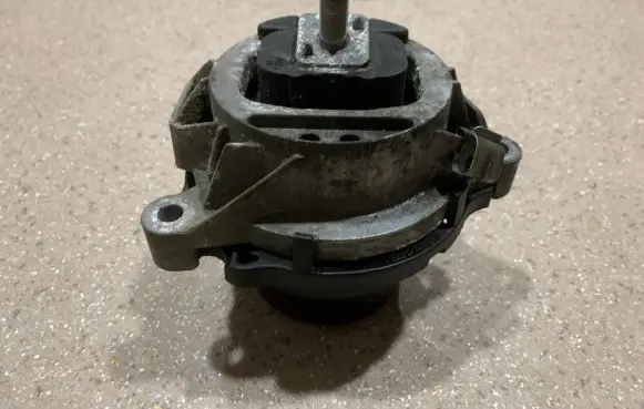 BMW 4 F32 F33 Engine mount bracket 6785713