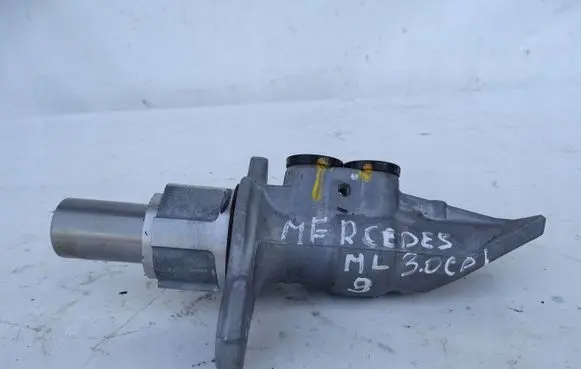 Mercedes-Benz ML W166 Master brake cylinder 1664300530L