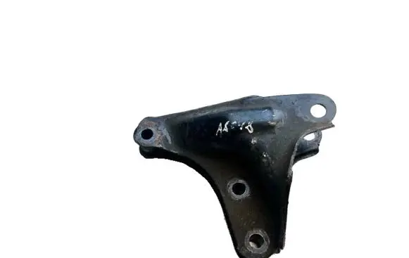 Nissan Primera Engine mounting bracket