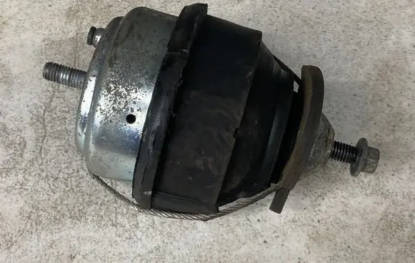 Volvo XC90 Engine mount bracket 