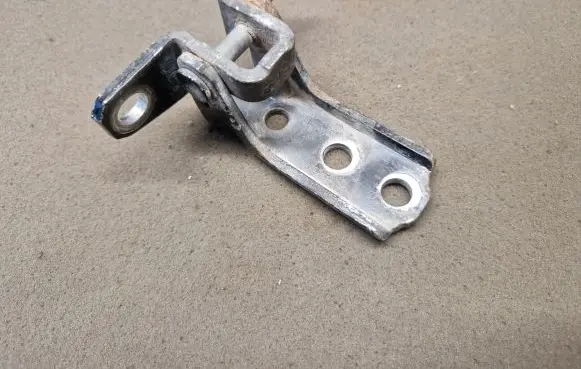 Mitsubishi L200 Front door lower hinge 