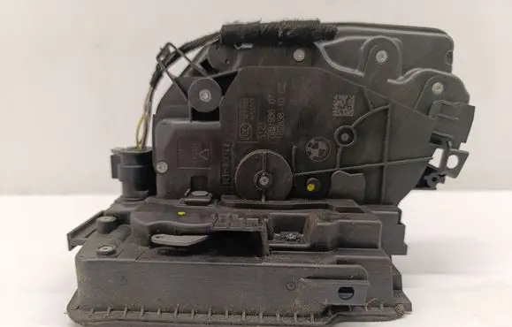BMW 2 F46 Front door lock 7281936