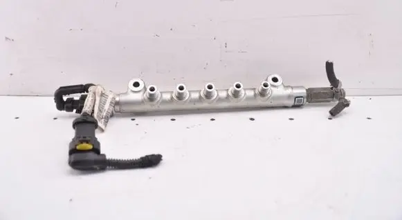 Opel Astra J Fuel main line pipe 55570022