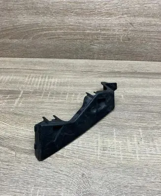 Volkswagen PASSAT B6 Front bumper mounting bracket 3C0807724