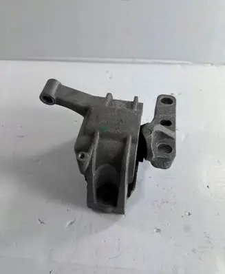 Audi Q3 8U Engine mount bracket