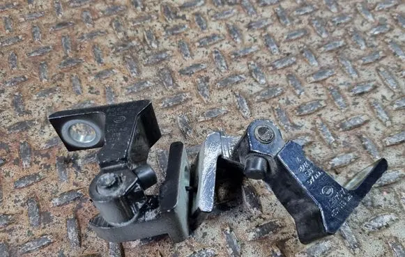 Volkswagen Golf VII Front door hinge set 8K0831402P 8K0831402K