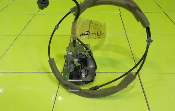 Opel Movano B Front door lock LEWY