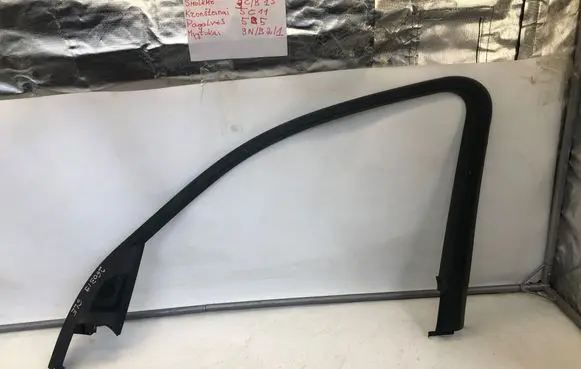 Mercedes-Benz GLE W167 Front door window/glass frame A1677203205