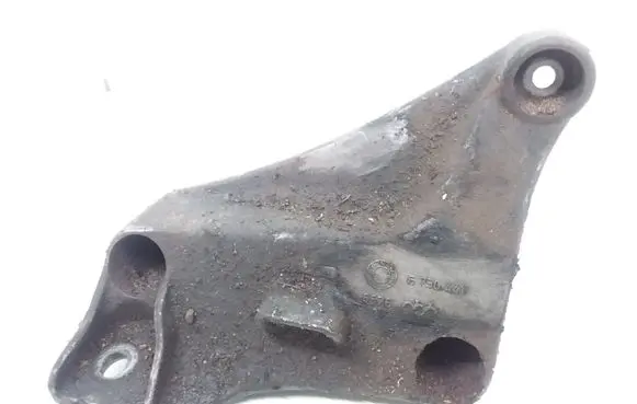 BMW 5 E39 Engine mounting bracket 6750441