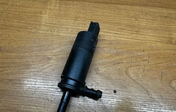 BMW 5 E60 E61 Headlight washer pump 8377613