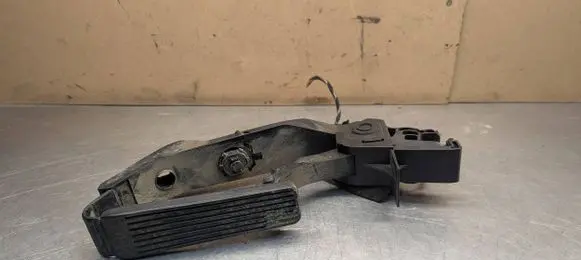 Mercedes-Benz C W203 Accelerator throttle pedal A2113000404