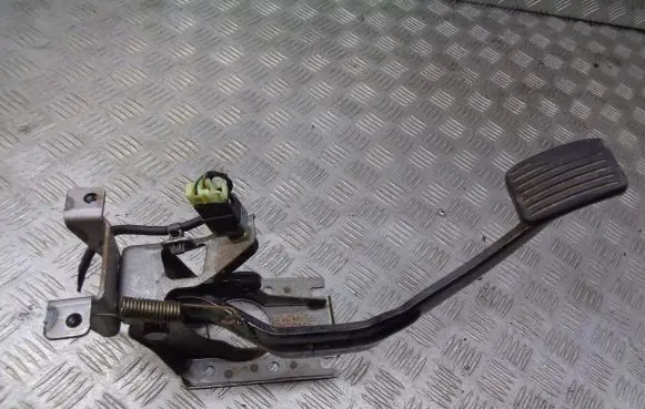 Hyundai Getz Accelerator throttle pedal bracket 
