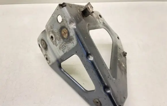 Audi A6 S6 C6 4F Fender mounting bracket 4F0821135B