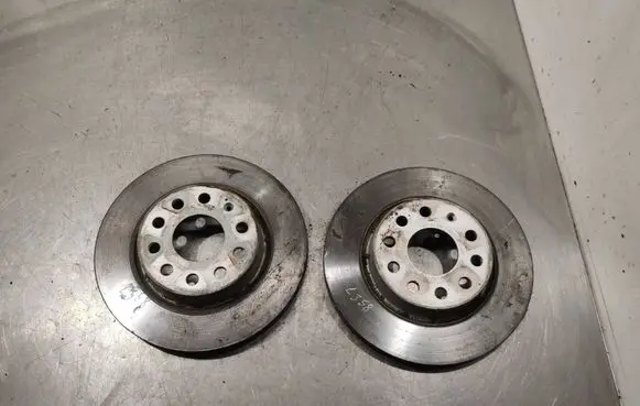 Volkswagen Golf VI Front brake disc