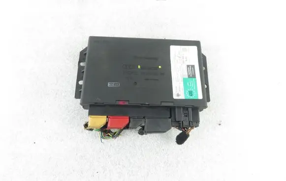 Audi TT Mk1 Central body control module 8N8962267