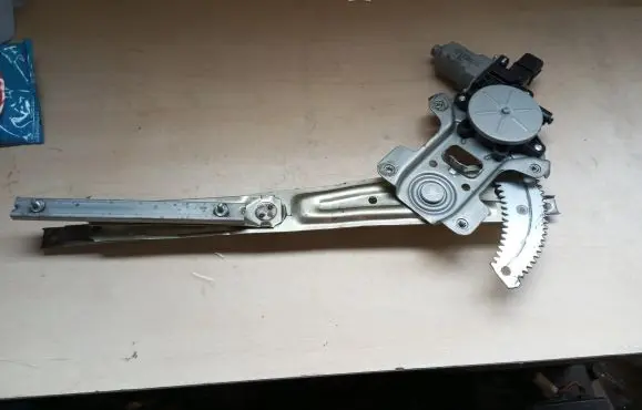 Mitsubishi Outlander Front door window regulator with motor 5713A087