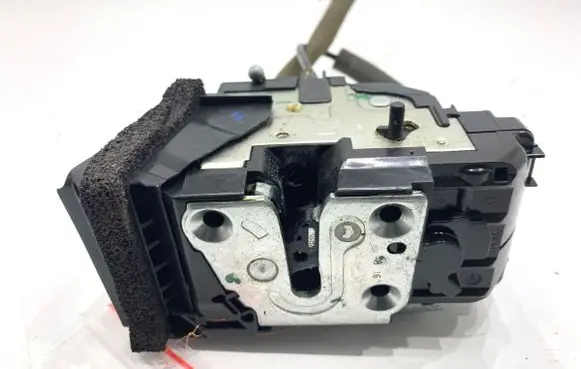 Nissan Juke I F15 Rear door lock 