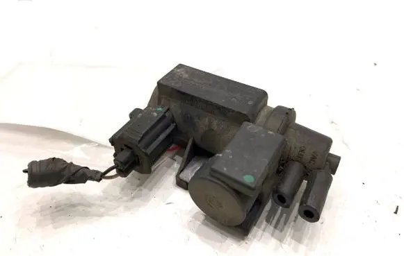 Toyota Avensis T270 Fuel pressure regulator 258190R011