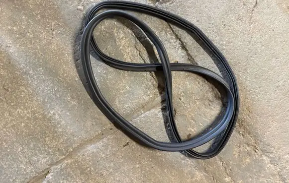 Trunk rubber seal (body)