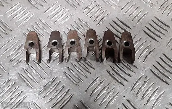 Chrysler 300 - 300C Fuel Injector clamp holder 