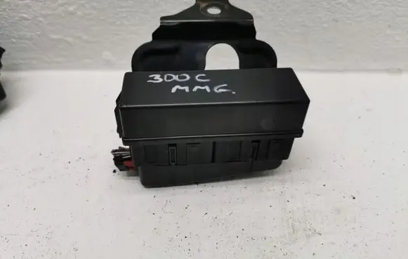 Chrysler 300C Relay mounting block 