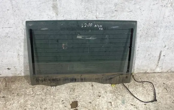 Mitsubishi L200 Rear windscreen/windshield window 43r000042